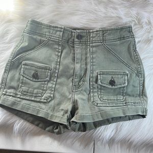 Abercrombie & Fitch green woman’s shorts size 0 waist 25 with multiple pockets